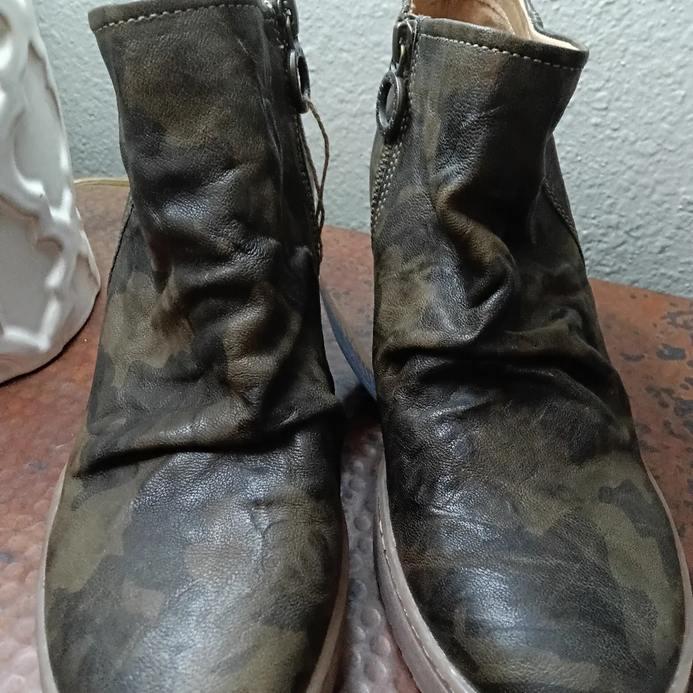 Sofft Sz. 9 New Siri Waterproof Leather Wedge Ankle Boot in Olive/Camouflage